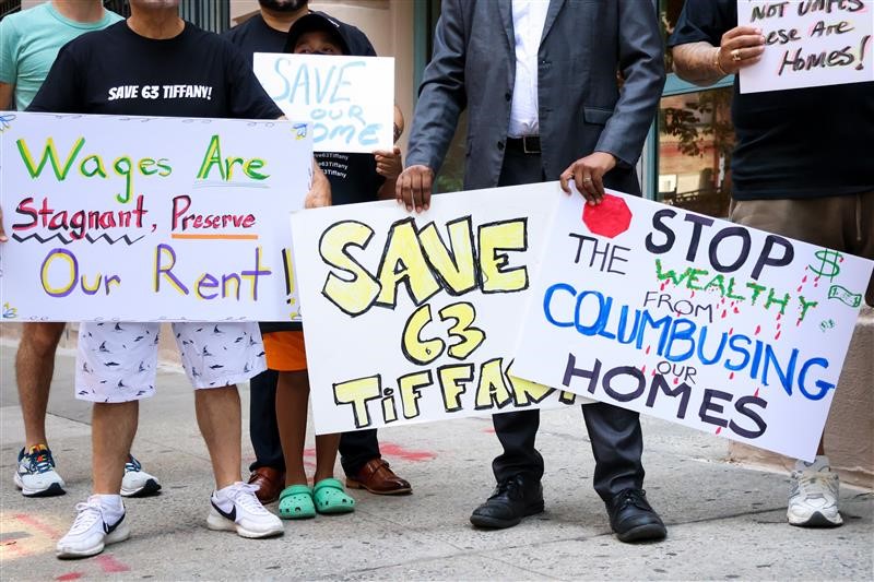 Tenants are fighting to #Save63Tiffany!

Irving Langer is a pattern speculator and has been on @NYCPA’s Worst Landlord Watchlist. In December, the regulatory agreement that keeps the building affordable will expire.

The landlord, City, and State must come together to act now.