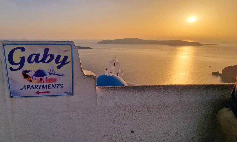 TimWalkwithme's tweet photo. Just finished filming in Santorini.. and altho she couldn't be here with me I get little reminders of her everywhere #sunset #santorini #greece https://t.co/yRwbwAra77