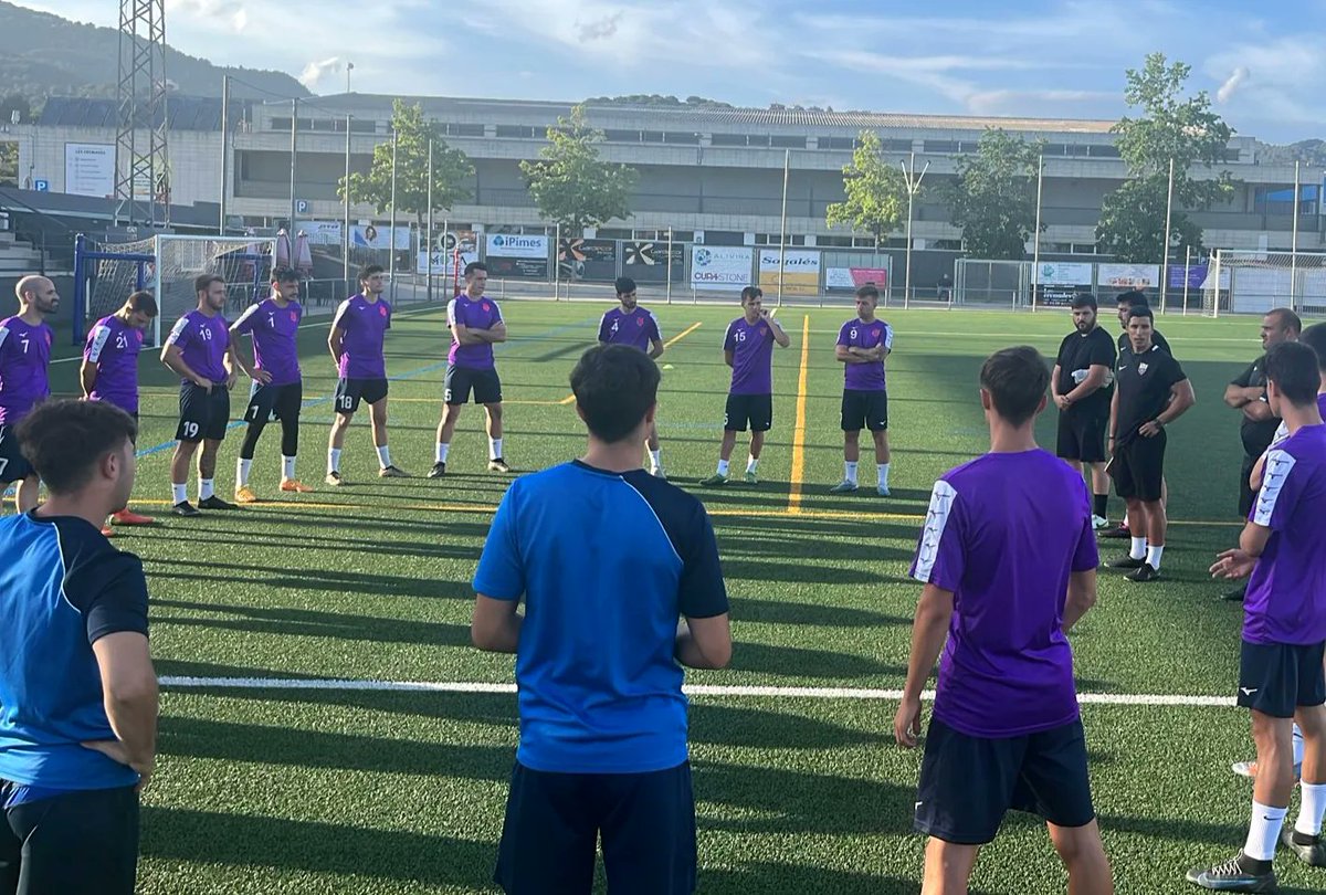 cfcaldes's tweet photo. Staff tècnic i entrenaments del primer equip preparant la propera temporada. 💪⚽🔥⚽🔥
@Gol_Cat
@CatalunyaFtbl
@EsportsCaldesM
@NoticiesCalderi
@RadioCaldes
@XaviOG
@OscarCastel_10 https://t.co/VUW2sel8Lt