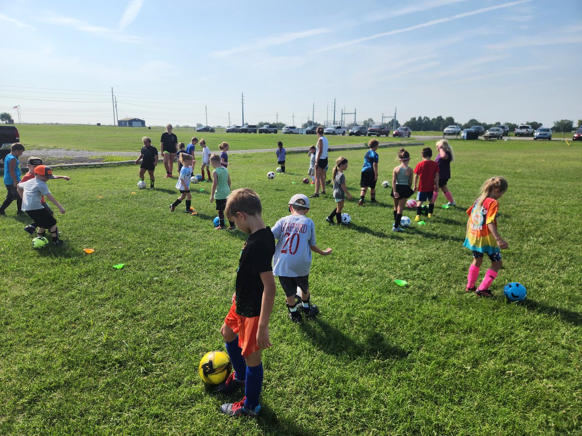 k_emerine's tweet photo. FREE ⚽️ camp #66
Pirates = Shooting
Queen/King of field = Dribbling 1v1
Soccer Bowling = passing
@pryorwsoccer @_thorcampbell @Ellamarsh05 @AlexisCavin24 @ReeveRoss42 @Ashlynn_Vargas2 @DelanieSherrer @maggieemerine grow the game https://t.co/T7vBxj2pz6