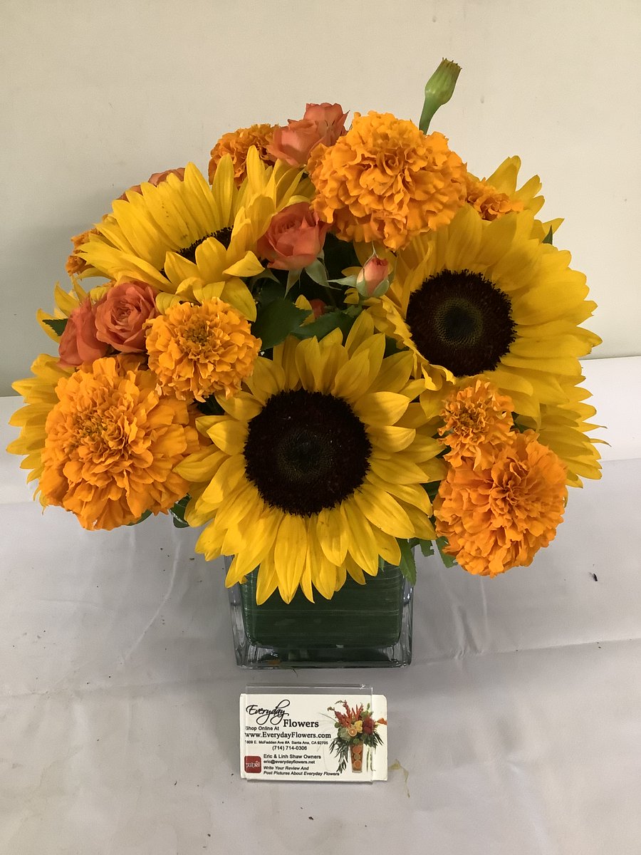 EverydayFlower's tweet photo. It's Sunflower Season. Sunflowers are available year round, but they are looking amazing right now. #sunflowers #everydayflowers #localflorist #santaanaflorist #santaanadoesbusiness #downtownorangecounty https://t.co/LOG6C9VB0I