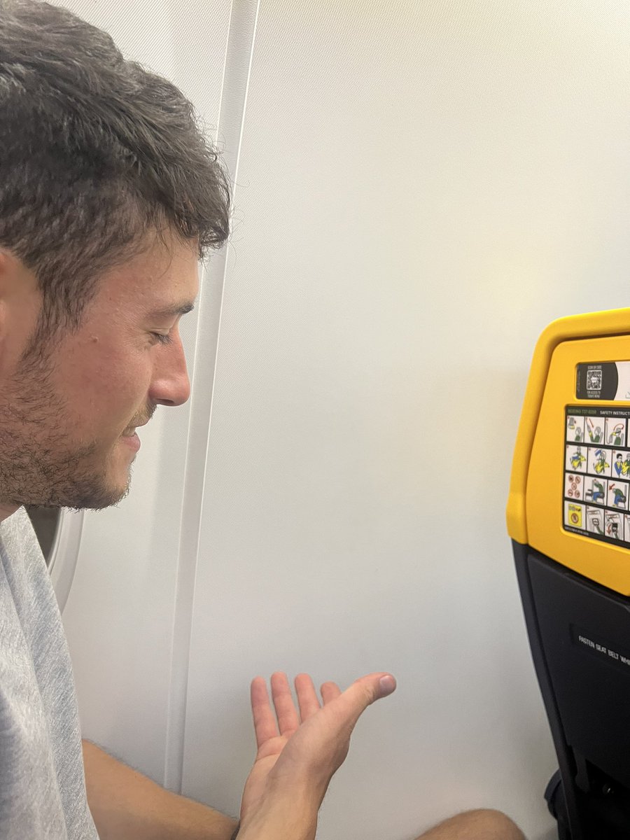 Jack_Ciullo's tweet image. Thought I had a window seat @Ryanair #nonevent