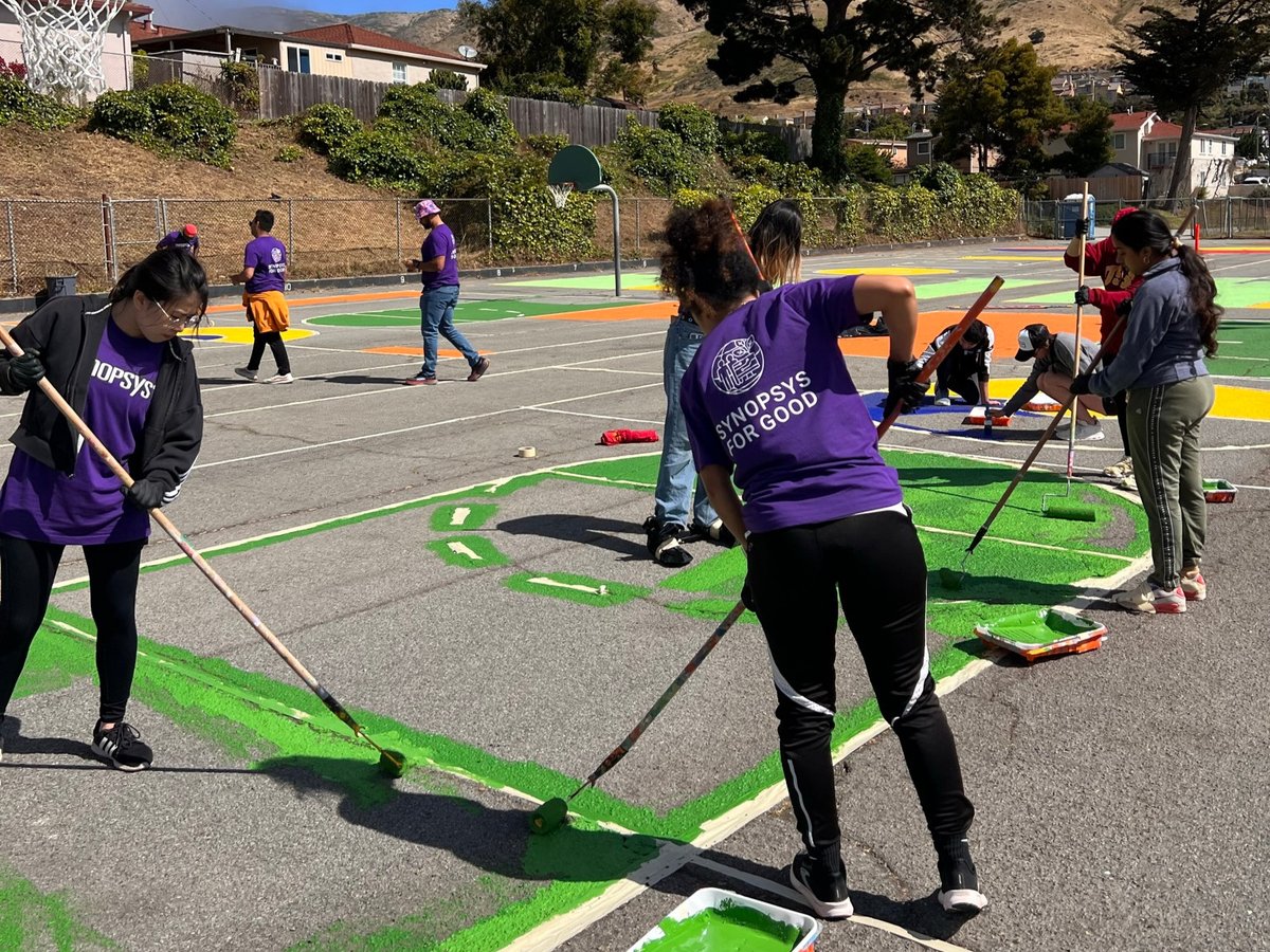 Synopsys's tweet photo. Thank you to our amazing interns in Sunnyvale who showed up to volunteer and help beautify a local elementary school’s blacktop, painting the basketball court, map of the US and building storage sheds for recess supplies 🎨 #Synopsys4Good #LifeAtSynopsys https://t.co/38p0SpBO9P