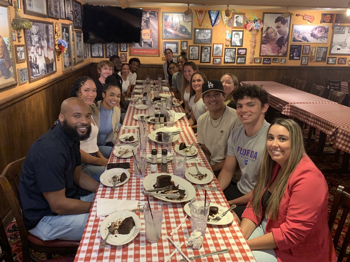 GatorsExp's tweet photo. Orlando Corporate Tour Night 1:
Family dinner with former Gators student-athletes #GatorsAlways 🐊 https://t.co/IJftB50uBz