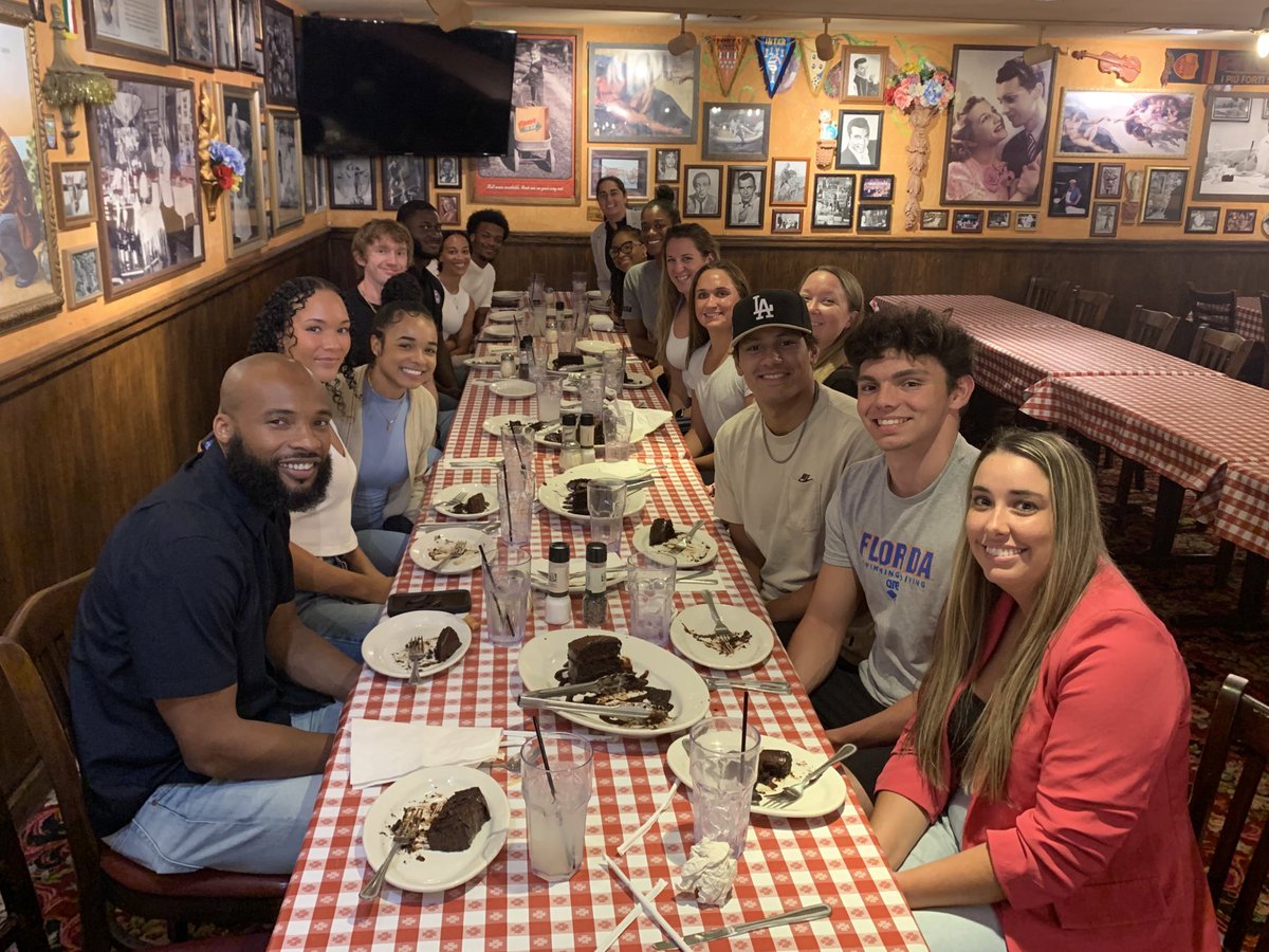 Orlando Corporate Tour Night 1:
Family dinner with former Gators student-athletes #GatorsAlways 🐊