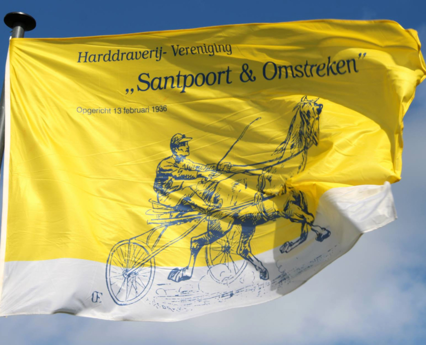 Scoor op tijd jouw Harddraverij vlag! Verkrijgbaar in 2 formaten. dorpsfeest-santpoort.nl/te-koop/