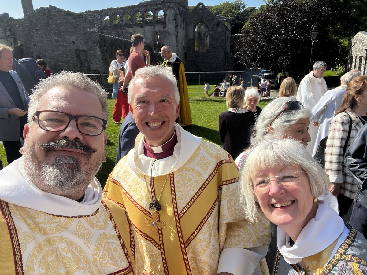 CanonLeighRich's tweet photo. What an epic service this afternoon to mark Dewi Sant’s international recognition and the privilege of two pilgrimages to St.Davids being the equivalent of one to Rome #Calixtus900 Well done team liturgy! Well earned glass of something… https://t.co/y3RXa8V9UJ