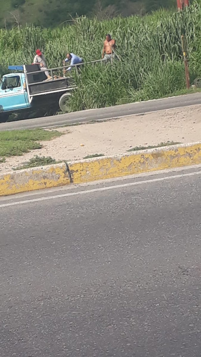 mrcg2776's tweet photo. Hasta cuando el abuso de botar escombros en la entrada de la urbanización Alma Mater,esto es en este momento. https://t.co/1nccDKnnuJ