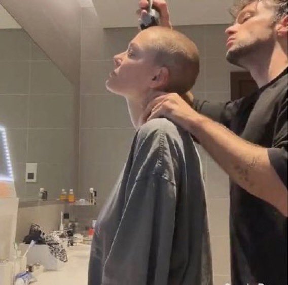 Courage à Caroline receveur 😞❤️  la force de l’amour , bravo a son mari et il faut avoir des personnes comme ça dans vos vies.