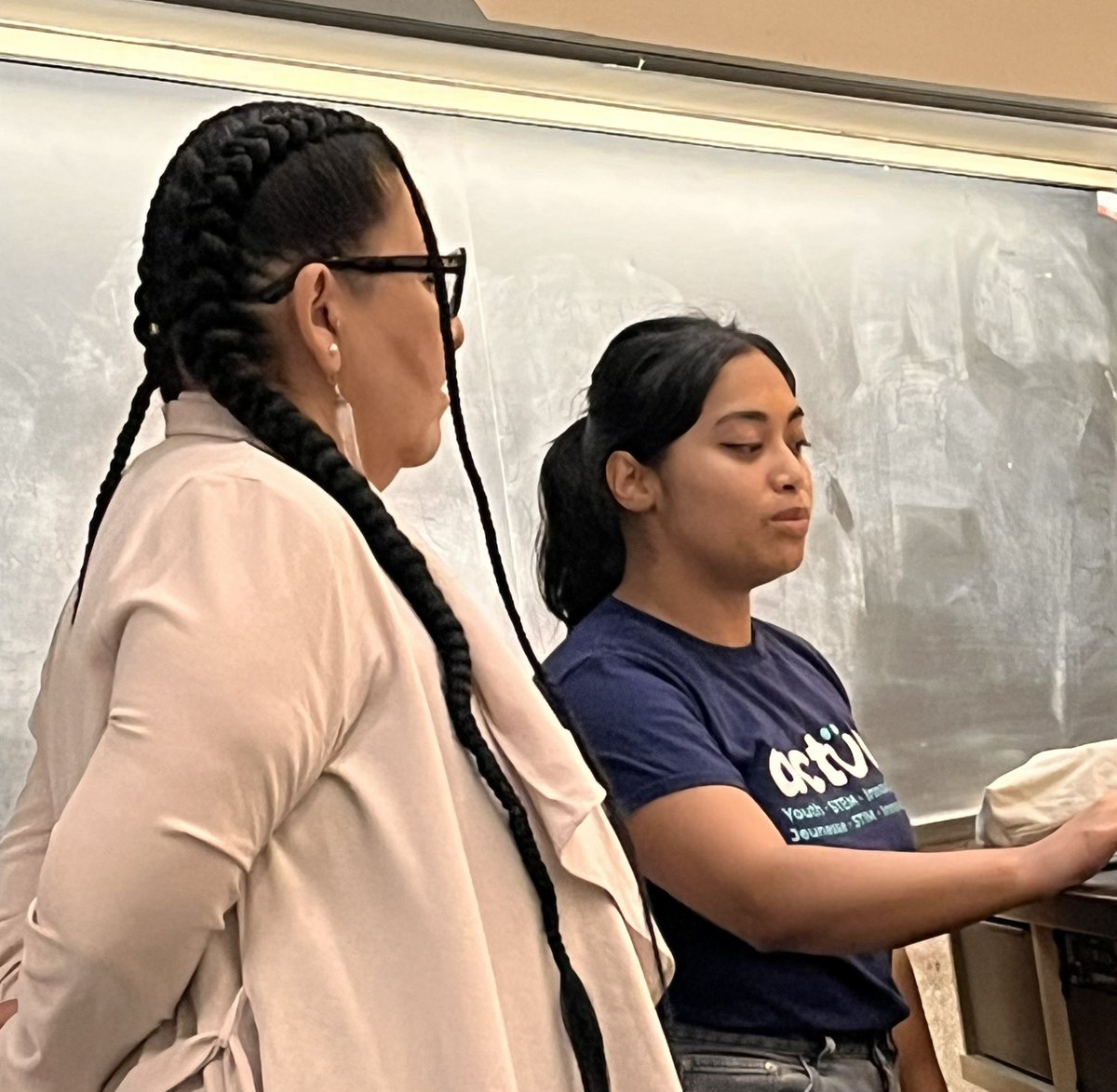 FarrahTrahan's tweet photo. Indigenous Perspectives Learning @ChemEd2023 Thank you @ActuaCanada for joining us today and sharing your knowledge. https://t.co/QMmmEr2ukk