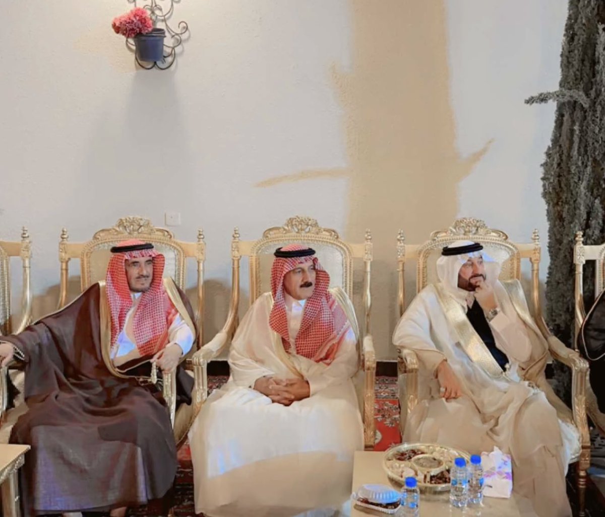 والدي الشيخ : نجم بن عزوان الزراقي 
 
الشيخ اللواء الركن: غازي بن عساف بن محيا 

الشيخ: احمد بن ناصر العبيكان