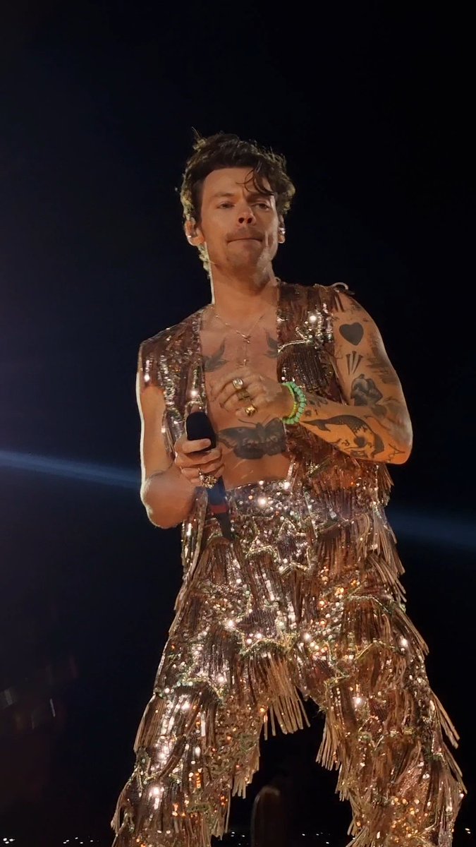 pacchina_28's tweet photo. Non sarà una macchina fotografica professionale ma sono fiera di aver fatto queste foto con il mio umile telefono. 
#LoveOnTourReggioEmilia https://t.co/mAw6ngbAmp
