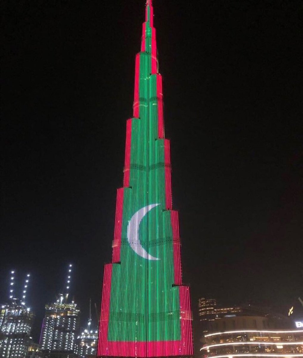 auxamu's tweet photo. The world's tallest building, the Burj Khalifa lit up in the colours of the Maldives on 26th July 2019, in the occasion of Maldives 54th Independence Day.
#MinivanDhuvas https://t.co/06lV0TejQi