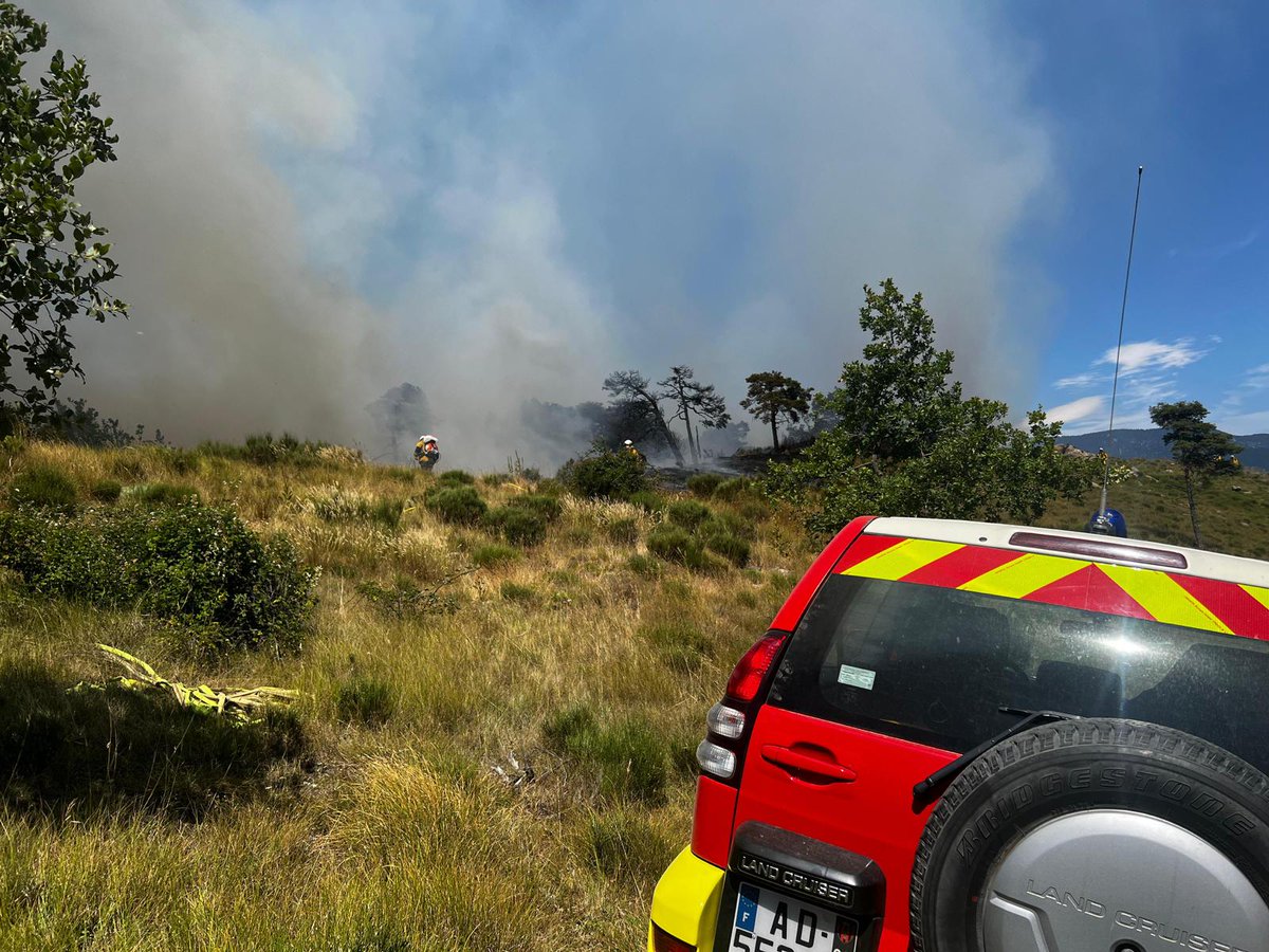 sdis_06's tweet photo. #RetourSurInter 🔥🌳 #FeudeForêt
👉Depuis 12h30 environ, les sapeurs-pompiers des #AlpesMaritimes luttent contre un incendie qui s'est déclaré sur la commune de Bairols.
La difficulté d'accès et le vent sur zone ont rendu la tâche des #pompiers et agents de #Force06 difficile. https://t.co/8ElRYyNrx4