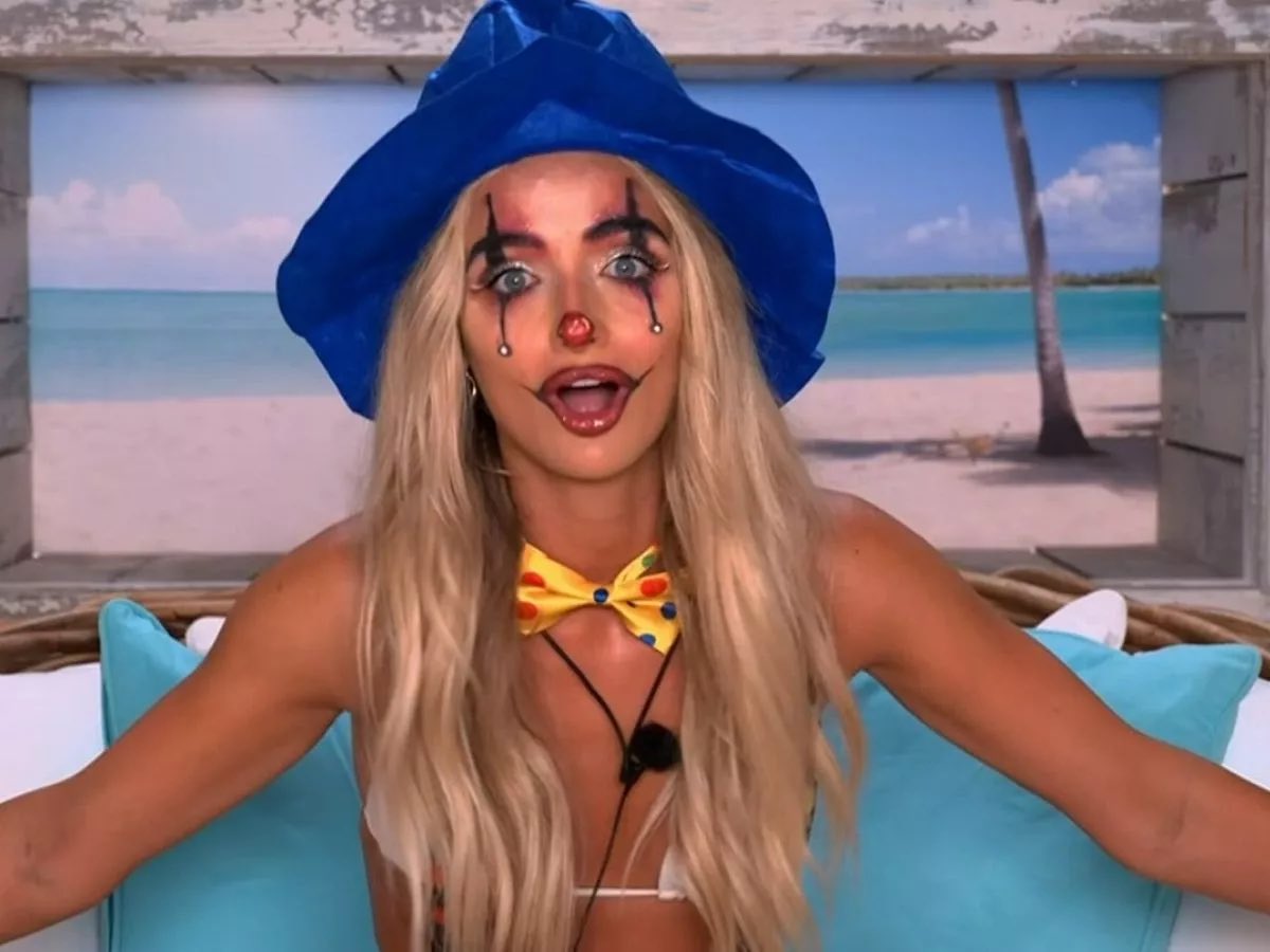 Abi should just wear this the entire time cos it’s giving clown #LoveIsland