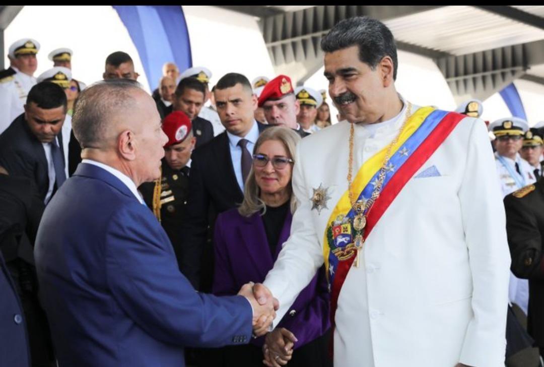 🔊 El #24Jul el Presidente @NicolasMaduro saludó al Gobernador del estado Zulia, Manuel Rosales, durante los actos conmemorativos del Bicentenario de la Batalla Naval del Lago de Maracaibo. #LuchaAntiimperialista #25Jul @luchaalmada @DayraMRivasR