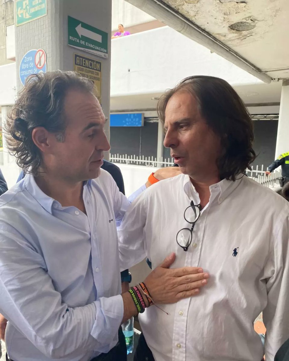 MarioCamello's tweet photo. Hoy acompaño con orgullo a #FICO Gutiérrez en la registraduría, con su candidatura oficial a la Alcaldía de Medellín. Creo en él, en su experiencia y en sa capacidad de unir. Vamos a #camellar por Antioquia. #camellandoporantioquia #creemos #YoMeIdentiFICO
@FicoGutierrez https://t.co/6OtlxZCCAO