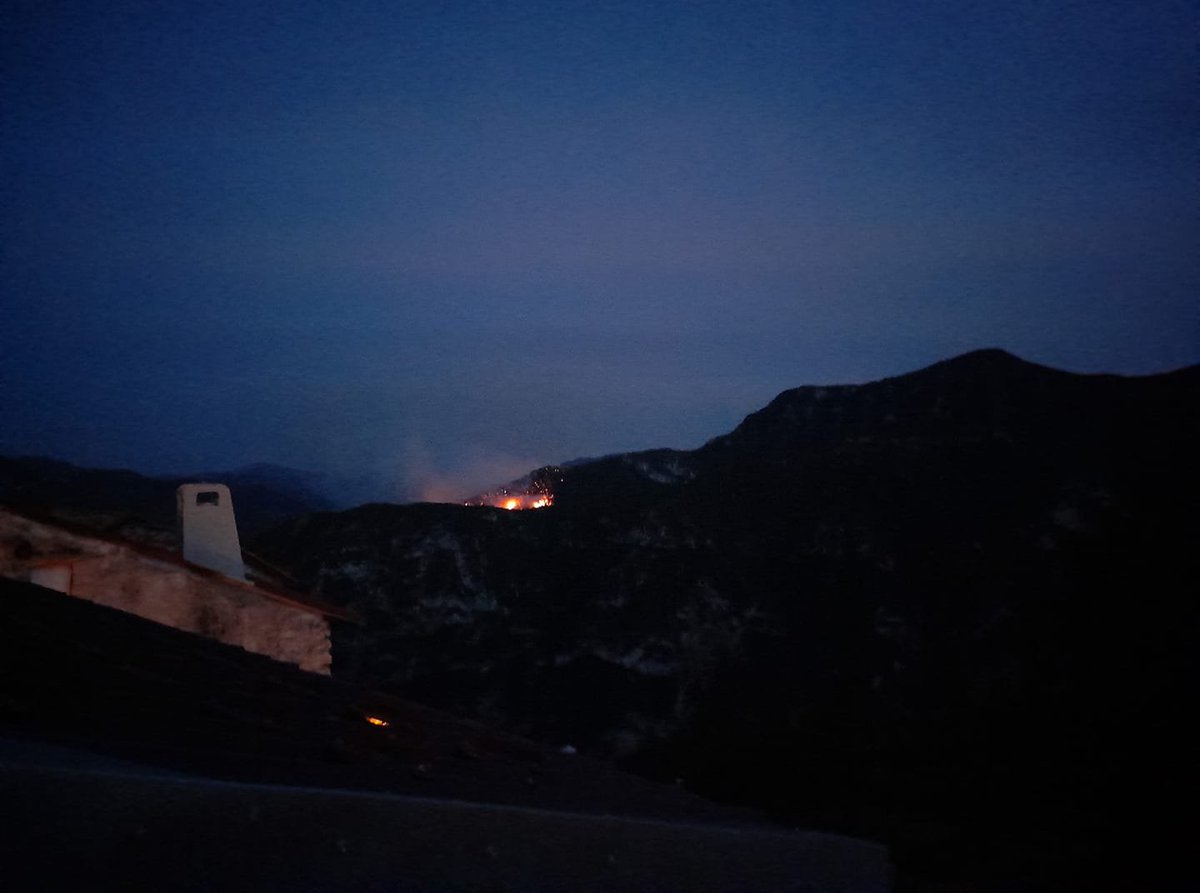 🔥 De nombreux départs de #feux également aujourd'hui dans les Alpes-Maritimes (06), avec ce soir un feu toujours en cours sur la commune de Bairols. Courage aux pompiers engagés ! 🚒

📷 1 -  Didier Granieri 
📷 2 - Dominique Paqueteau

#FeuxDeForets #Incendie