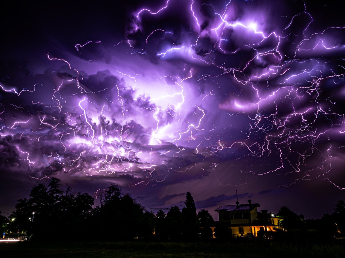 Hellorenz91's tweet photo. Last night I took this two shots of a giant thunderstorm we got here in northern Italy. The situation is pretty crazy lately, north is freezing by ice and south is burning.
Shot on #OMSYSTEM Em5 mk3 and #zuiko 12/40 pro
#livecomposite
#thunderstorm #thunder #mothership https://t.co/v90xdmoPzL