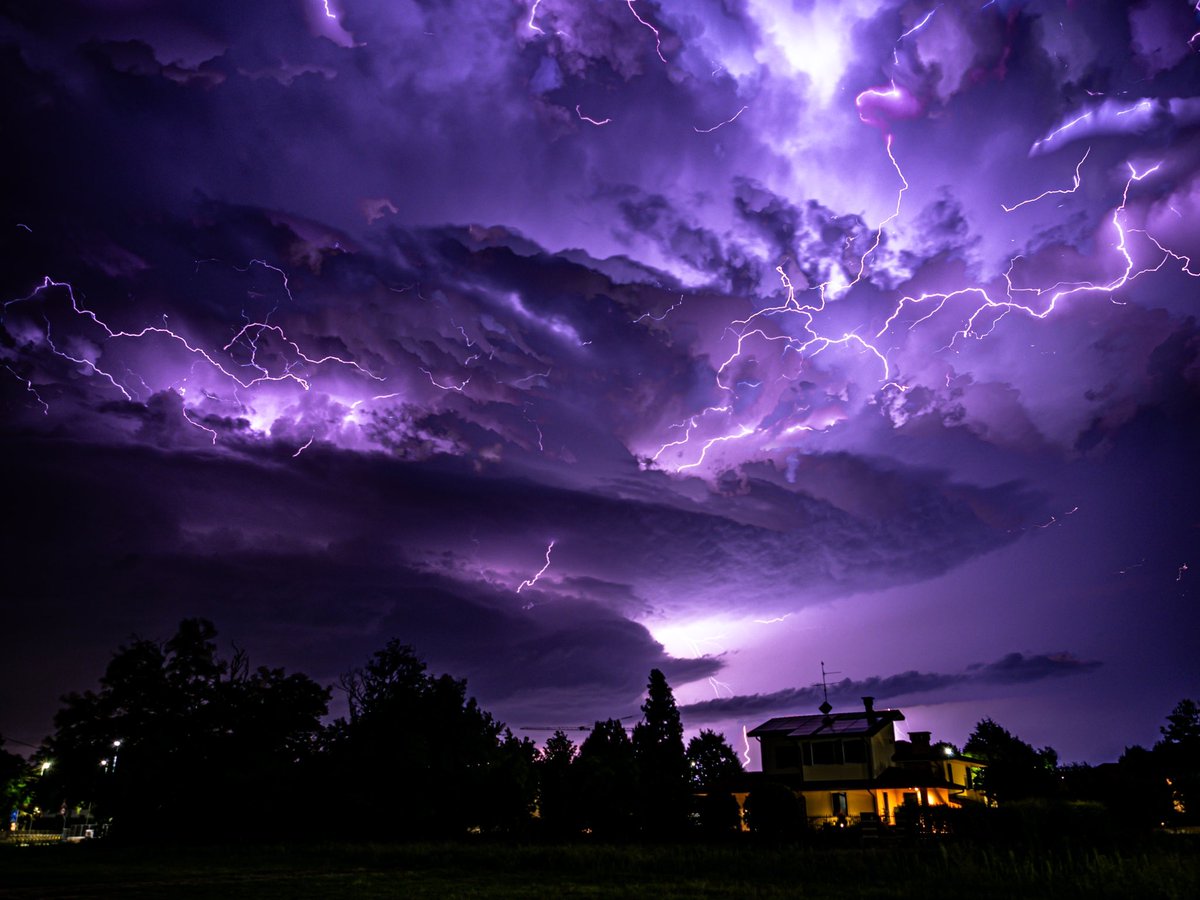Hellorenz91's tweet photo. Last night I took this two shots of a giant thunderstorm we got here in northern Italy. The situation is pretty crazy lately, north is freezing by ice and south is burning.
Shot on #OMSYSTEM Em5 mk3 and #zuiko 12/40 pro
#livecomposite
#thunderstorm #thunder #mothership https://t.co/v90xdmoPzL