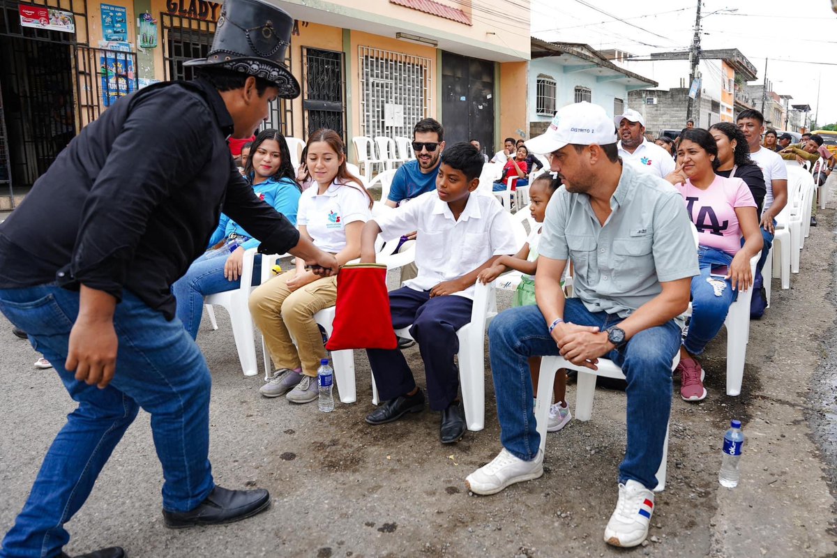 MicaelaGrunauer's tweet photo. Celebración de las fiestas Julianas para conmemorar la independencia de Guayaquil en el Mall el Fortín by Llamuca con la compañía de concejales @emilyveraa_ @talvarez846 y compañeros candidatos asambleístas 🩵🤍🩵 https://t.co/zoYjZdt2AQ