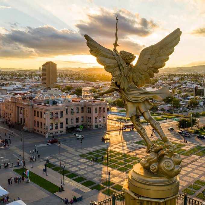 SECTUR_mx's tweet photo. 👋🏻🌞Tienes que disfrutar las impactantes vistas desde el #CentroHistórico de #Chihuahua. ✨
#SabíasQue… Existe una columna de mármol que mide 37 metros que conmemora la #RutaDeLaLibertad, en donde Miguel Hidalgo pasó sus últimos días. 🪽
#AlViajarSumas ✈️ https://t.co/pC7u50HTNc