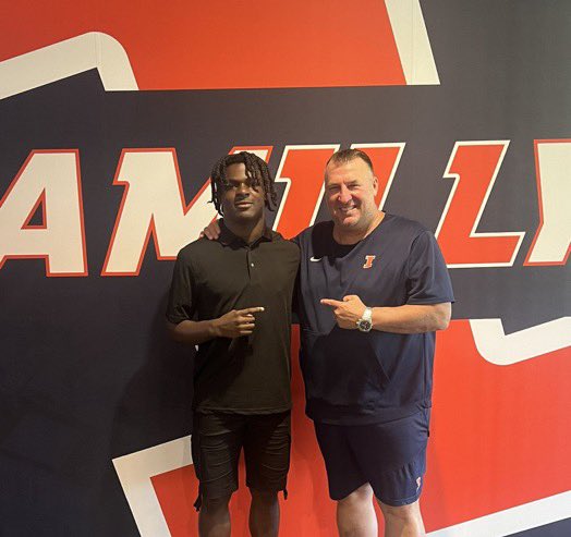 mysonn2x's tweet photo. After a great visit and conversation with Coach @BretBielema. I am grateful to announce that I have been offered a scholarship to play football @ THE University Of Illinois @IlliniFootball @AaronHenry7 @coachPatRyan @UofIllinoisABuh @EDGYTIM @MacAthletics_61 https://t.co/MPcKETwbO4