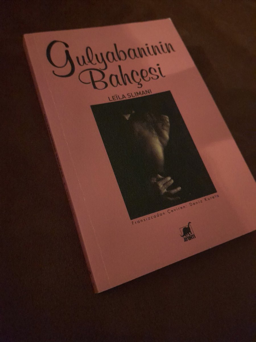 Dünyaya ait olma ve yaşamak için bir neden bulma çabasıyla gerçek varoluşundan vazgeçen Adele'in ve aslında daha çok Richard'ın hikayesi..

#GulyabanininBahçesi
#LeilaSlimani