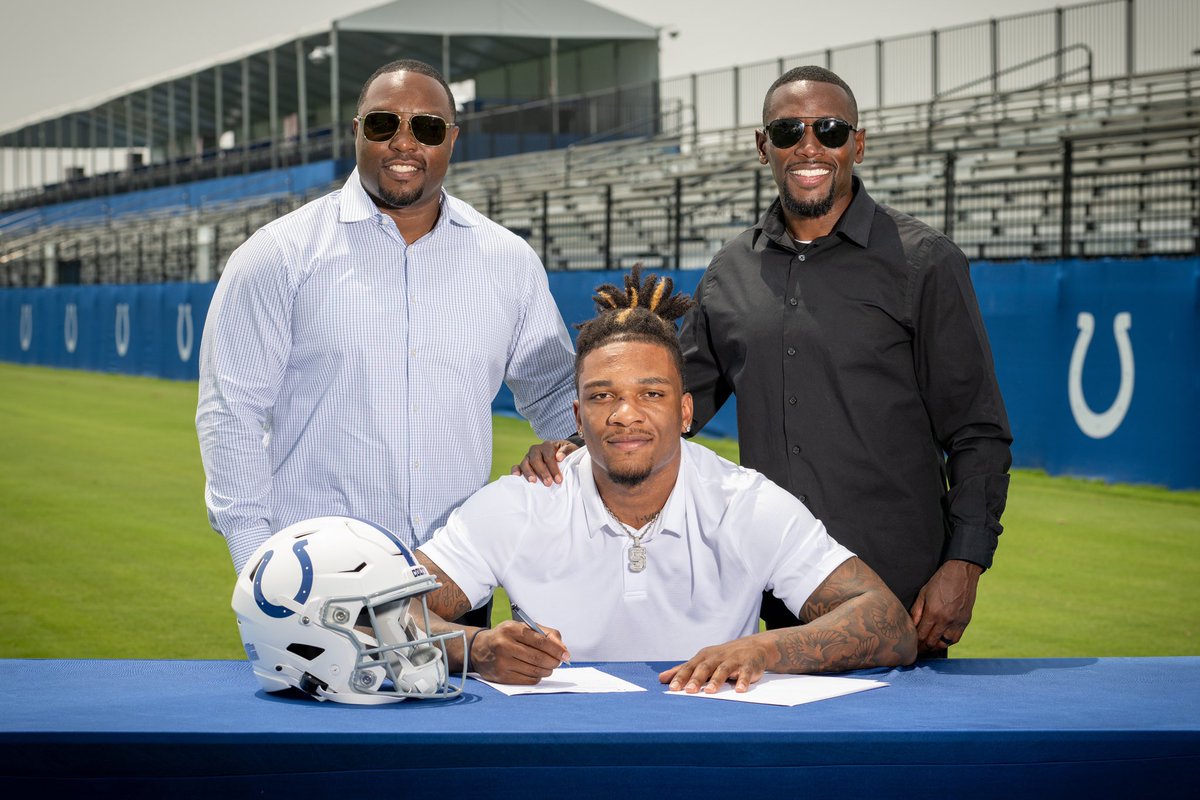 Vernell Brown Jr. (@coachvb_esm) on Twitter photo We committed to this journey when not many people believed it could be done… Signed, sealed, and delivered!!! 👌🏾🙌🏾✊🏾😎 Year ONE and the quest to become a legend as a Colt begins tomorrow!!! #JustThreeGuysFromGainesville <a href="/GVOaant/">Anthony Richardson</a> <a href="/djackson_legacy/">deiric jackson</a> We committed to this journey when not many people believed it could be done… Signed, sealed, and delivered!!! 👌🏾🙌🏾✊🏾😎 Year ONE and the quest to become a legend as a Colt begins tomorrow!!! #JustThreeGuysFromGainesville <a href="/GVOaant/">Anthony Richardson</a> <a href="/djackson_legacy/">deiric jackson</a>