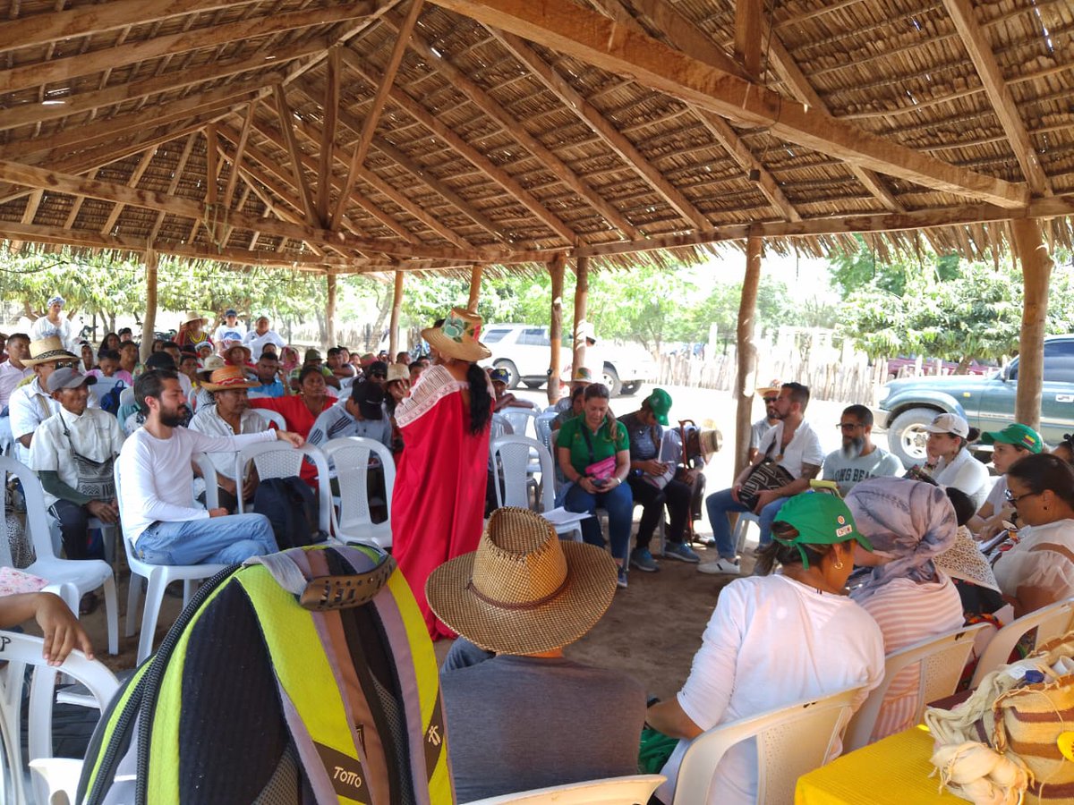 ICBFColombia's tweet photo. #Ahora | Nuestras acciones con la nación Wayúu siguen. Hoy en Riohacha, tenemos el diálogo genuino en la ranchería Jararau, espacio de escucha y escritura de los anhelos de las comunidades del río Ranchería.
Tejemos lazos de solución para satisfacer sus necesidades alimentarias. https://t.co/5JiObcEbpD