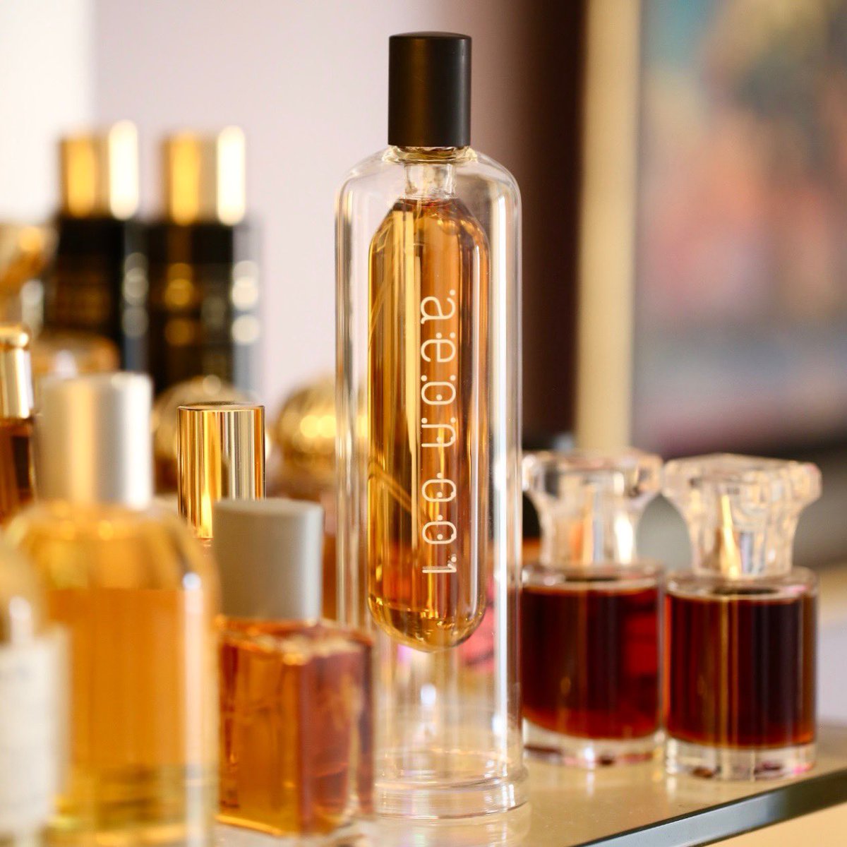 inans_77's tweet photo. #رابطة_عشاق_العطور عطر ايون 001 كان فكرة المشروع رائعة جدا العطر يجي اصدار محدود مرقمه اظن حدود 300 حبة والتعاون مع عطارين مختلفين ومايذكرون اساميهم من انحاء العالم سواء كان اندي او شركات معروفه..💀للاسف زجاجتي انكسرت 😩اتذكر اول ماجربت العطر عطاني اجواء عطر بوچ من ماي قلت اكيد هذا شغل غارديوني وفعلا كان العطر من تصميمه زهور بيضا ودخان كثيف مع الفيتيفر العطر غريب لكن حبيت فكرته وللاسف  فجاءه اختفى كل شي يخص البراند🙂