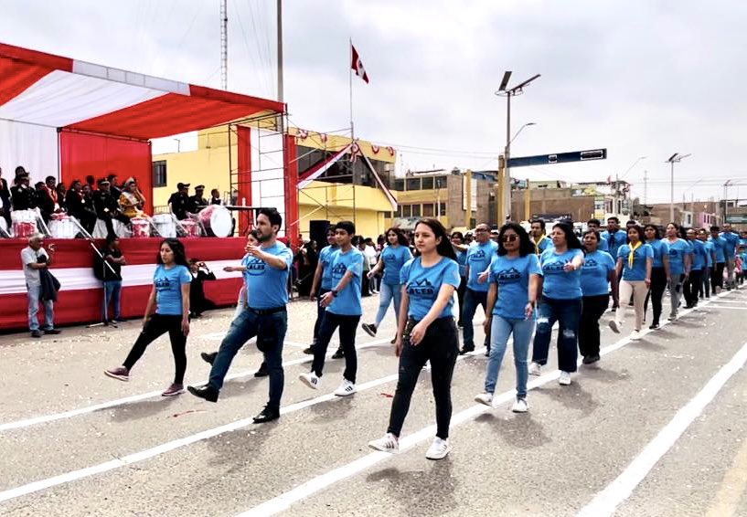 Pr_JaimePerez's tweet photo. Los Jóvenes Adventistas, del proyecto Misión Caleb, participaron del Desfile Cívico de Pueblo Nuevo, Chincha.
Aplausos y reconocimiento fue brindado por la ciudadanía a la iglesia y sus jóvenes.
#MisionCaleb 
#DejaTuHuella https://t.co/yLStLw0G71