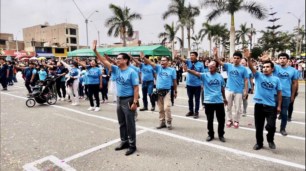 Pr_JaimePerez's tweet photo. Los Jóvenes Adventistas, del proyecto Misión Caleb, participaron del Desfile Cívico de Pueblo Nuevo, Chincha.
Aplausos y reconocimiento fue brindado por la ciudadanía a la iglesia y sus jóvenes.
#MisionCaleb 
#DejaTuHuella https://t.co/yLStLw0G71