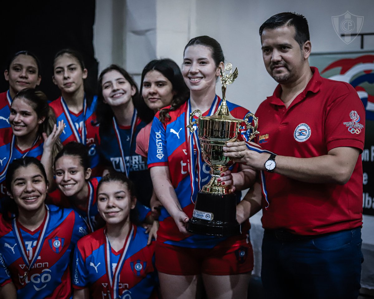 CCP1912oficial's tweet photo. #HandballCCP 🔵🔴
Cerro Porteño derrotó a Santa Elena por 26-21 y a Deportivo Internacional por 30 a 18 para consagrarse campeón del Torneo Metropolitano Súper Liga Femenina Apertura 2023 en las categorías U14 y Junior, respectivamente 🤾♀️
Ambos planteles están dirigidos por los Profesores Nery “Kiro” Vera y Ramiro “Pilo” Jorgge.
🏆🥇 ¡Salud, @CerroHandball, salud campeonas! 🥇🏆
📸: Miguel González.