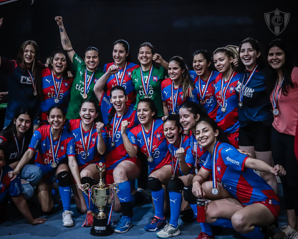 CCP1912oficial's tweet photo. #HandballCCP 🔵🔴
Cerro Porteño derrotó a Santa Elena por 26-21 y a Deportivo Internacional por 30 a 18 para consagrarse campeón del Torneo Metropolitano Súper Liga Femenina Apertura 2023 en las categorías U14 y Junior, respectivamente 🤾♀️
Ambos planteles están dirigidos por los Profesores Nery “Kiro” Vera y Ramiro “Pilo” Jorgge.
🏆🥇 ¡Salud, @CerroHandball, salud campeonas! 🥇🏆
📸: Miguel González.