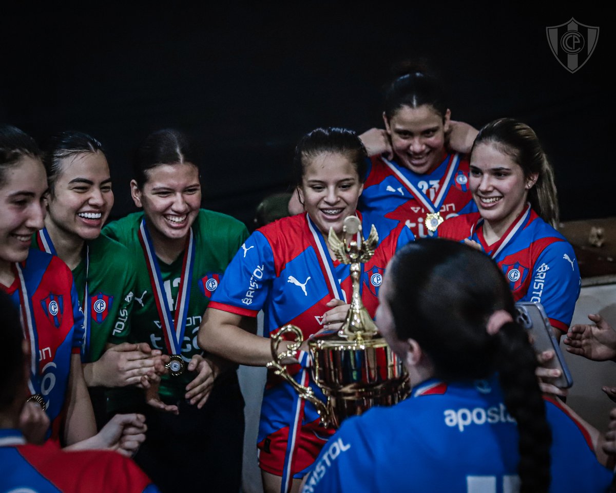 CCP1912oficial's tweet photo. #HandballCCP 🔵🔴
Cerro Porteño derrotó a Santa Elena por 26-21 y a Deportivo Internacional por 30 a 18 para consagrarse campeón del Torneo Metropolitano Súper Liga Femenina Apertura 2023 en las categorías U14 y Junior, respectivamente 🤾♀️
Ambos planteles están dirigidos por los Profesores Nery “Kiro” Vera y Ramiro “Pilo” Jorgge.
🏆🥇 ¡Salud, @CerroHandball, salud campeonas! 🥇🏆
📸: Miguel González.