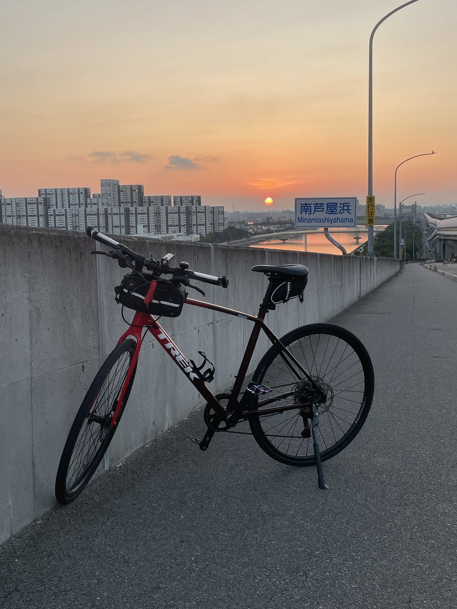 kkytponta's tweet photo. 朝活
今日は反対から駆け上がる
🚲💨
くるしさに耐えると
ご褒美あり🤩
日の出☀️が綺麗
頑張ろ!
#朝活
#クロスバイク
#トレックfx
#trek
#fx3disk
#深江浜 https://t.co/VbrAkZ9D5D