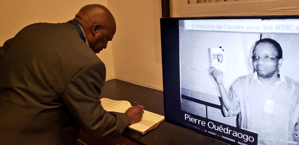 BELLOGaniath's tweet photo. Des moments de recueillement, des souvenirs poignants, des larmes ont coulé, ils ont tonné comme des cris d'affliction... #Pierre_Ouedraogo est parti mais à travers ses actes et son humanité, il demeure immortel. Un hommage vibrant lui a été rendu à #AEF2023 #AFRALOGA23 https://t.co/bRk8TX3Ldw