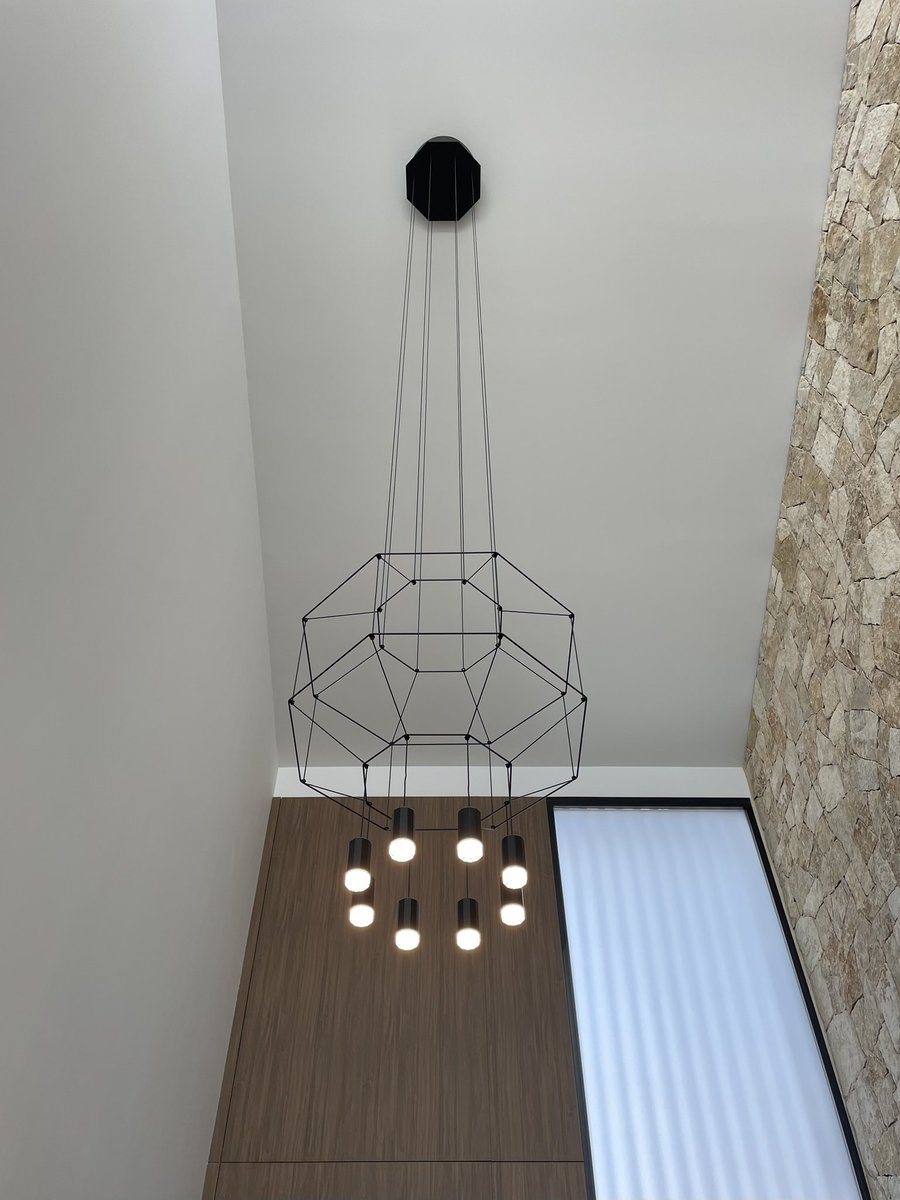 MueblesLluesma's tweet image. ¡Espectacular la lámpara Wireflow de @VibiaLight que hemos diseñado para la entrada de una vivienda de Chiralt Arquitectos !

¿Sabíais que la Wireflow se puede personalizar específicamente para cada espacio?

#vibialight #vibialighting #diseñodeinteriores #iluminacion