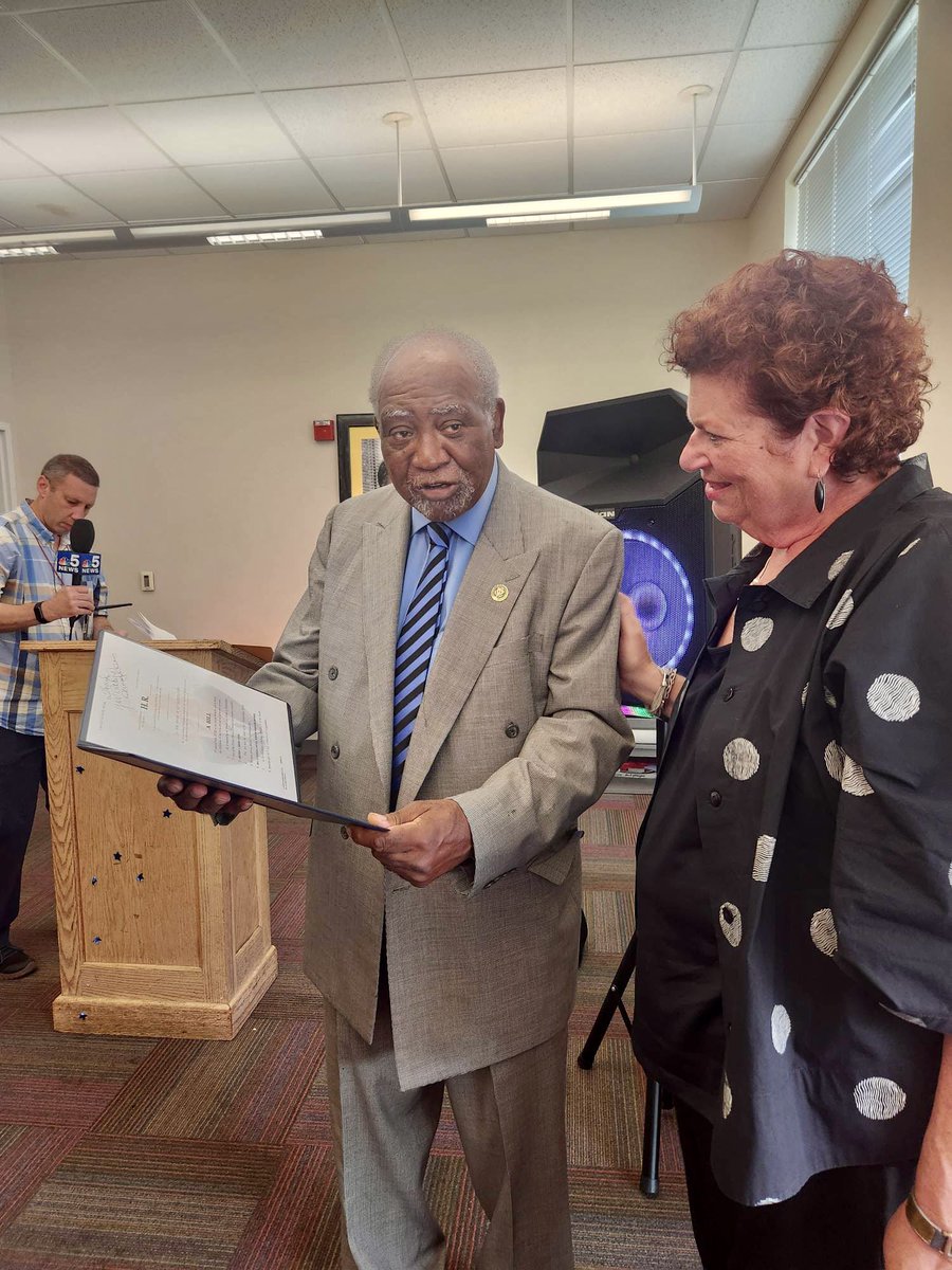 Coalition for Social Work and Health (@c4swhealth) on Twitter photo 📸: Rep. Danny Davis and <a href="/RushSWCH/">RUSH Social Work and Community Health</a>'s Robyn Golden at a press conference celebrating the introduction of H.R. 4638!
Check out how this bill could support the future of clinical social work: chasci.org/cswh-policy-en… 📸: Rep. Danny Davis and <a href="/RushSWCH/">RUSH Social Work and Community Health</a>'s Robyn Golden at a press conference celebrating the introduction of H.R. 4638!
Check out how this bill could support the future of clinical social work: chasci.org/cswh-policy-en…