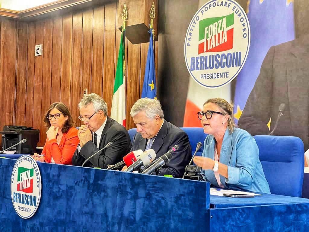 Con <a href="/Antonio_Tajani/">Antonio Tajani</a>, Paolo Barelli e Rosaria Tassinari
✅ salari dei lavoratori equiparati a quelli del contratto leader del settore di riferimento
✅ detassazione della tredicesima, del lavoro straordinario e notturno 

#salariominimo #lavoro