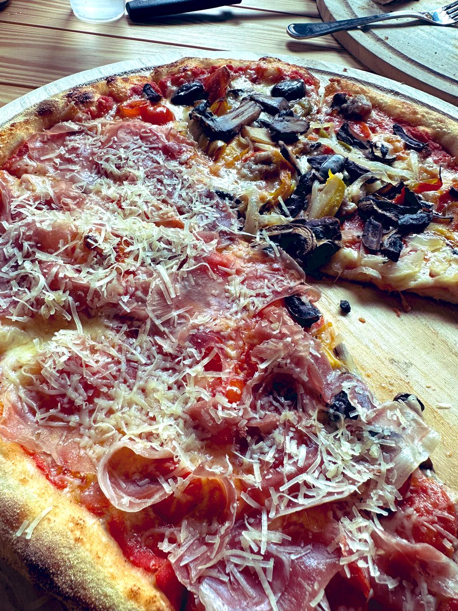 titomelillo79's tweet photo. Que buena pizza #Katane https://t.co/jvi3WhOKMT