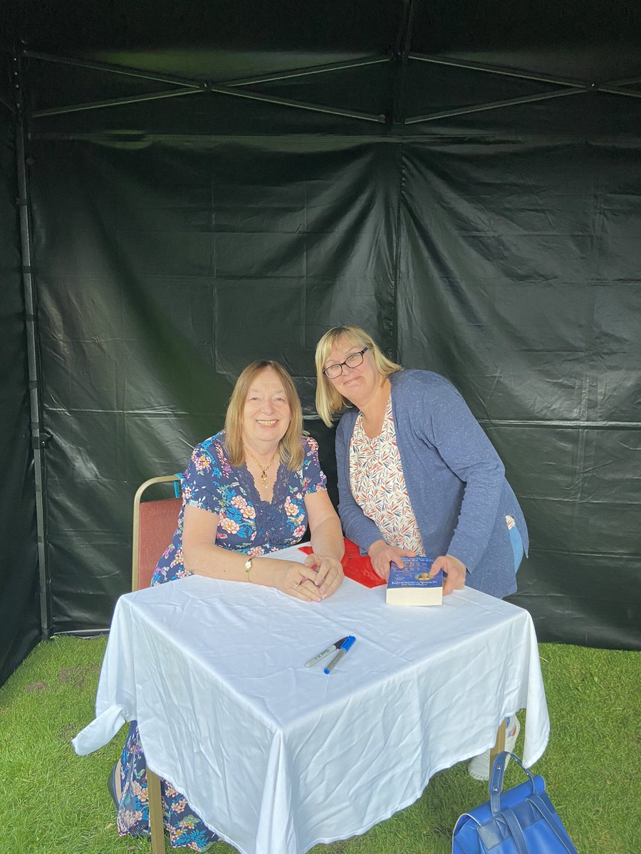Thank you to @HallHarvington for hosting a fabulous first day of your history festival. An amazing location and a bit of fangirling going on with Alison Weir who gave a wonderfully engaging talk on The Six Queens.