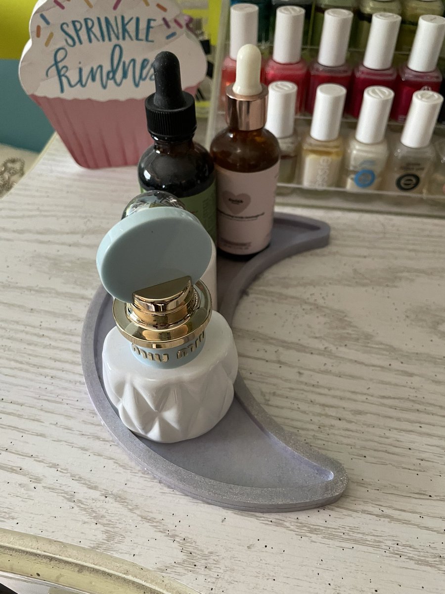 aMACEingSwiftie's tweet photo. @ResinRina May of 2020 and I did NOT realize it had been three years 😳 still have/use my cute lil moon tray too https://t.co/FwhVVEBBKW