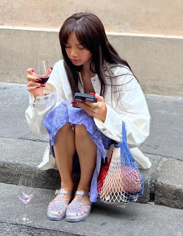 muglare's tweet photo. two wine glasses and the reusable bag for breads and fruits! she’s just so me https://t.co/GD5mJWYjRv