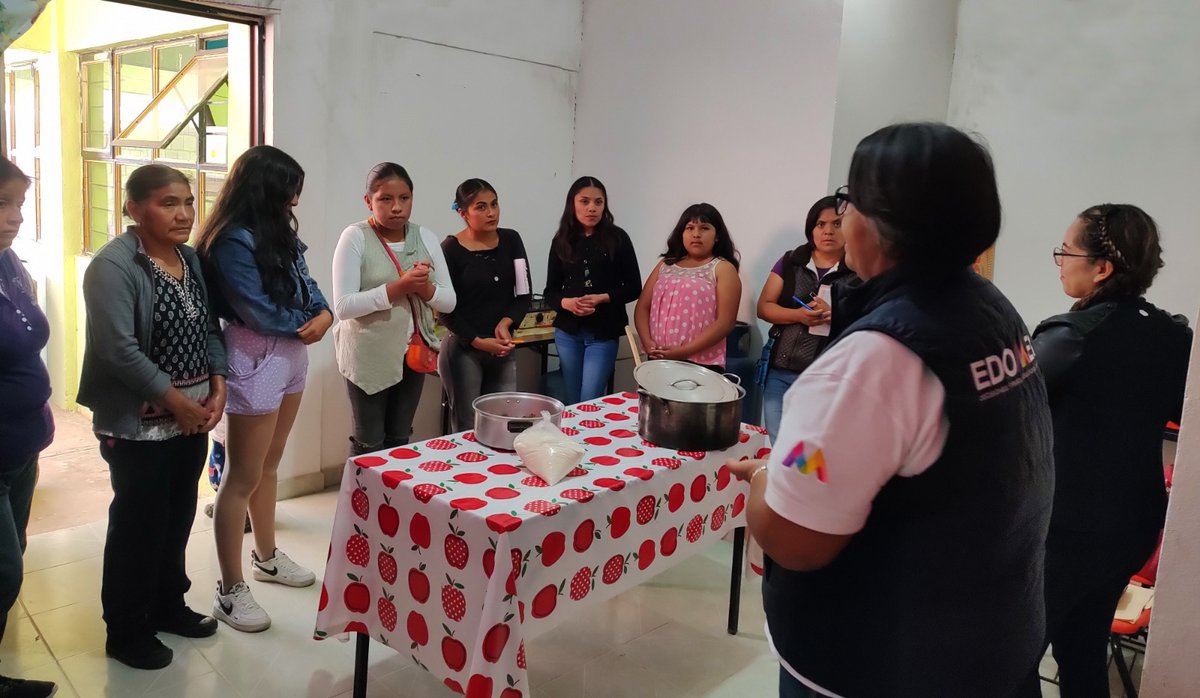AmbienteEdomex's tweet image. Para conocer diversas alternativas para el aprovechamiento de frutos cosechados en los huertos, la #CGCE de la #SMAGEM imparte el curso taller “Aprovechamiento del Huerto Urbano”, en las instalaciones de #CONAFE en #Tepetlaoxtoc.