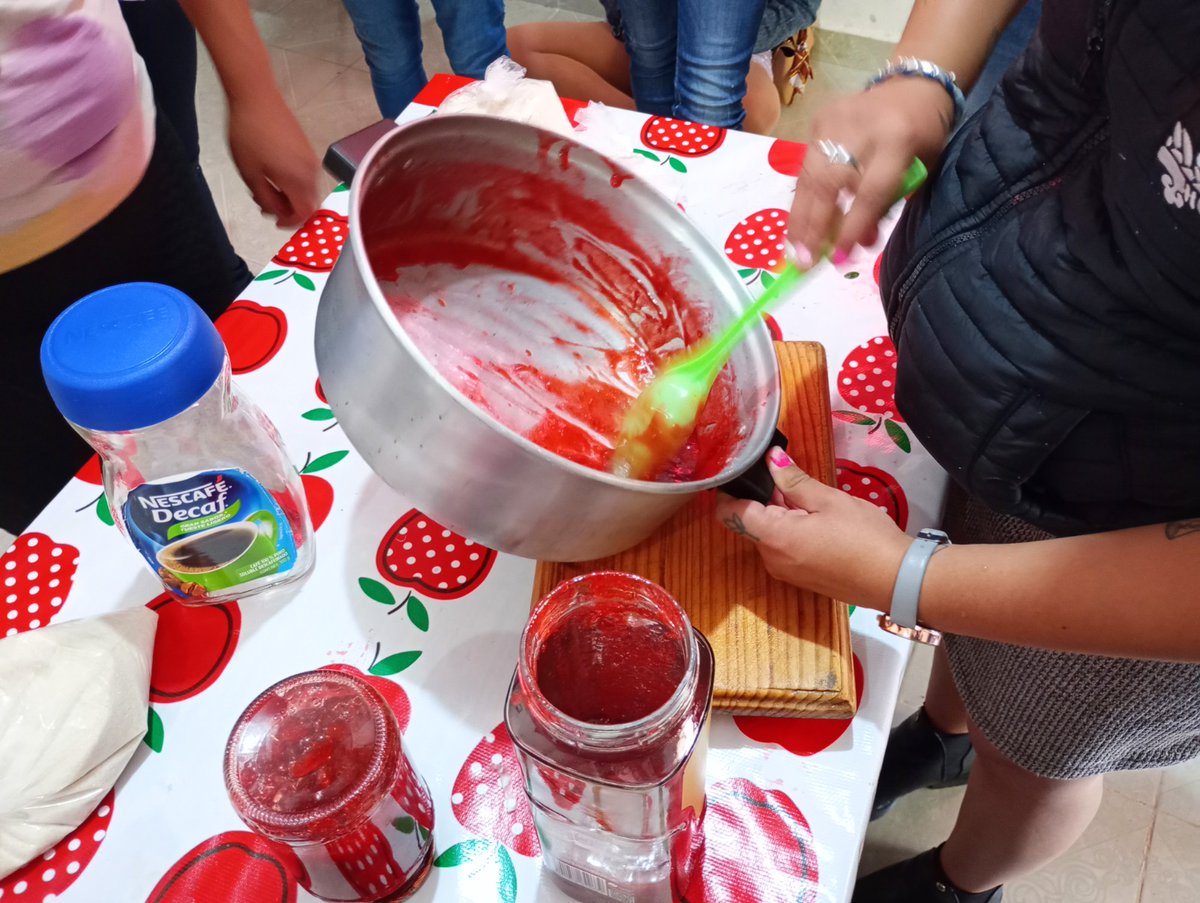 AmbienteEdomex's tweet image. Para conocer diversas alternativas para el aprovechamiento de frutos cosechados en los huertos, la #CGCE de la #SMAGEM imparte el curso taller “Aprovechamiento del Huerto Urbano”, en las instalaciones de #CONAFE en #Tepetlaoxtoc.