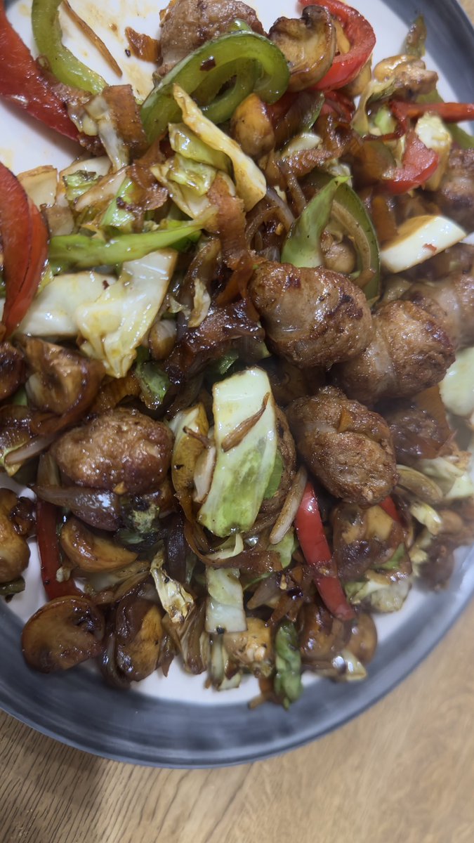 ShaunAshmore2's tweet photo. Late tea as couldn’t decide what to have so in the end opted for a #jeanslater #sausagesurprise stir fry 🤣 it was delicious 🤤 https://t.co/tQMykCmgBD