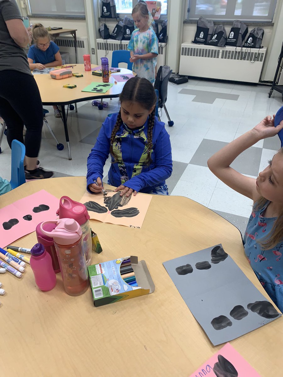 Today we read the book of Mistakes. Students drew a picture from a paint splatter. @SCCDSB @OntarioSLP <a href="/fourbirds4/">lisa walker</a>