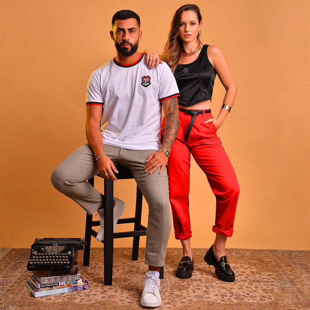 TimeFlamengo's tweet photo. O estilo nostálgico dos anos 90 com um toque de modernidade é a bola da vez do verão 23/24.
Com mais um match de milhões, o Flamengo x Braziline lançam a coleção Vintage Club.
Garanta já o seu Manto novo em uma das lojas oficiais!
#flamengo #braziline #camisadefutebol #colecaovintageclub